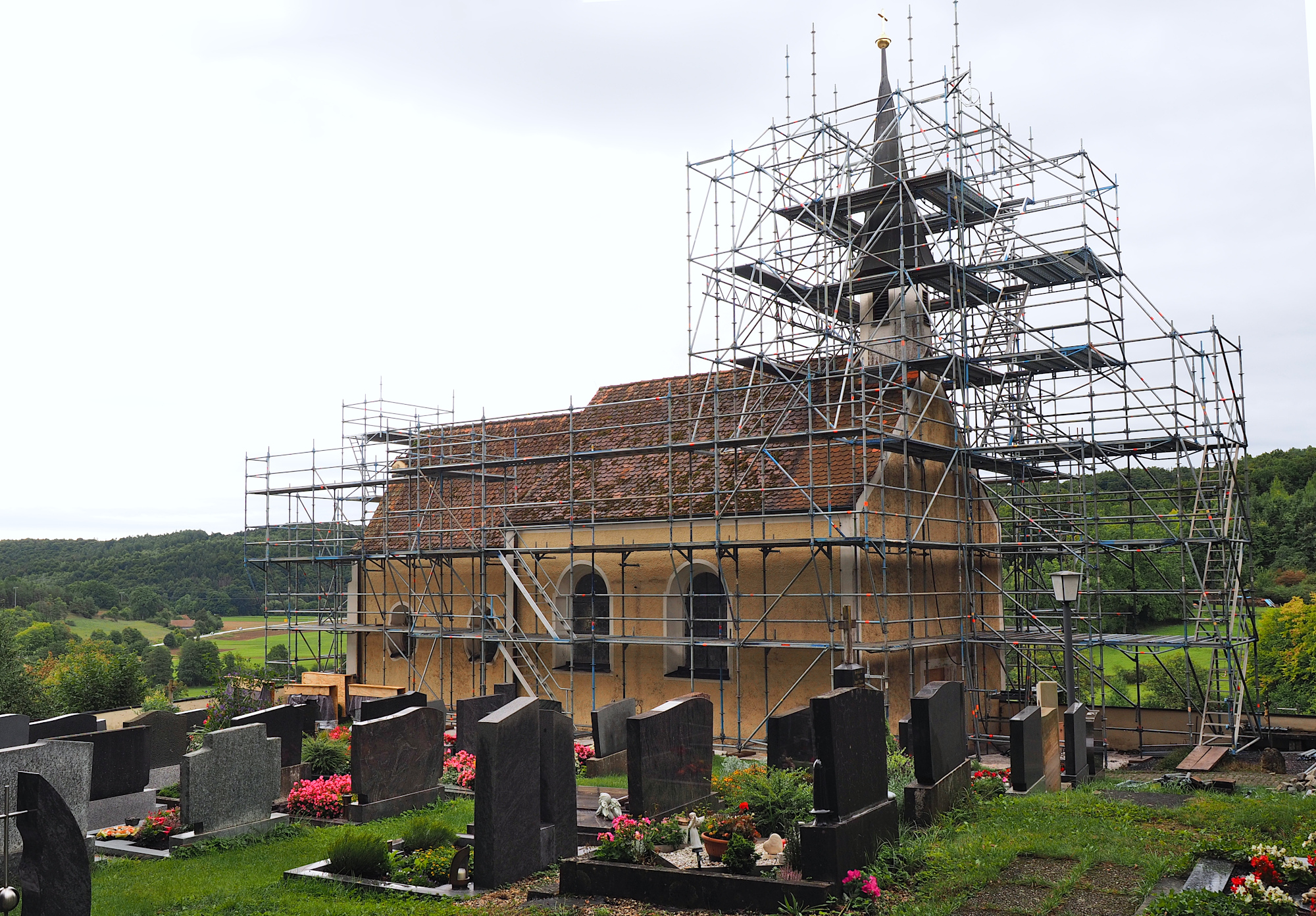 image Kirche mit Gerüst